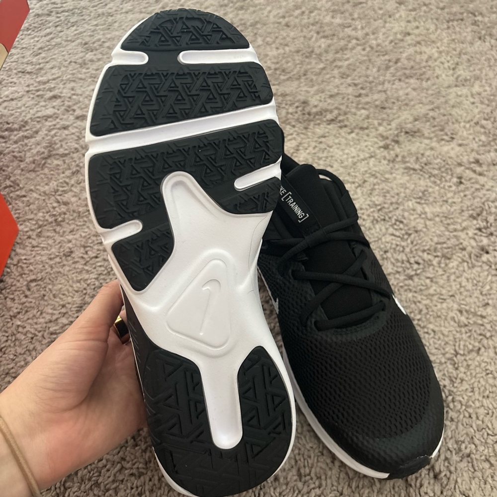 Nike Black and White Athletic Shoes - Picture 5 of 7